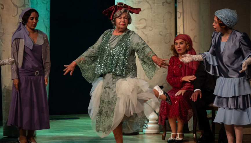 Nevra Serezli  Veda oyunundaki dansı ile konuşuluyor