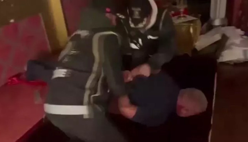 Şahinler suç örgütü yöneticisi yatak odasındaki gizli bölmede yakalandı