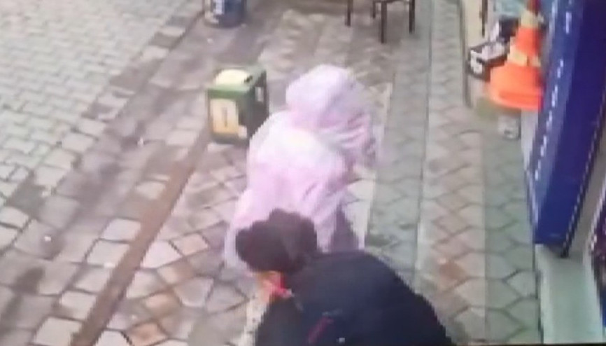 Küçük kızın elinden parayı alıp kaçtı: O anlar kamerada