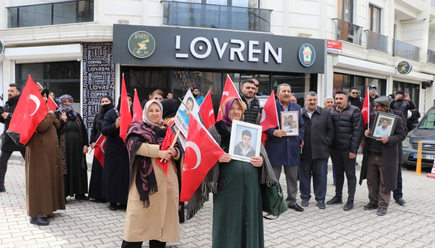 Vanda evlat eylemindeki anneden, destek çağrısı Vanda evlat eylemindeki anneden, destek çağrısı