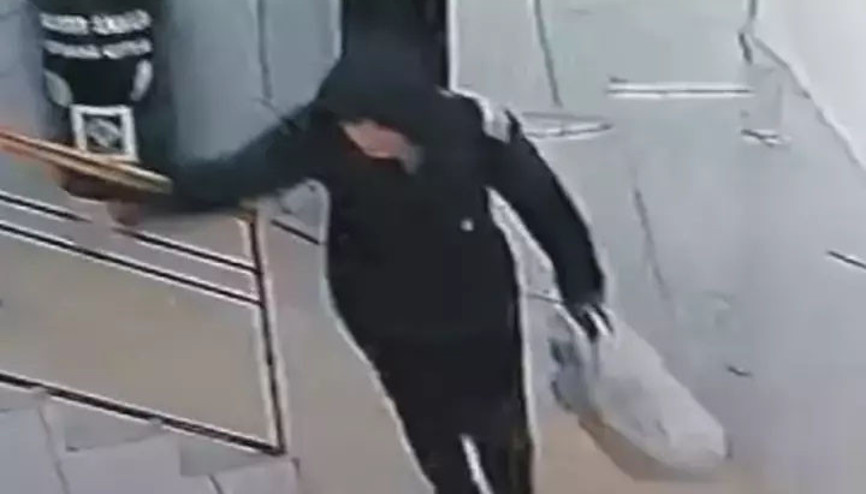 Asansörle çıktı, katları tek tek dolaşıp hepsini çaldı... Ayakkabı hırsızı kamerada