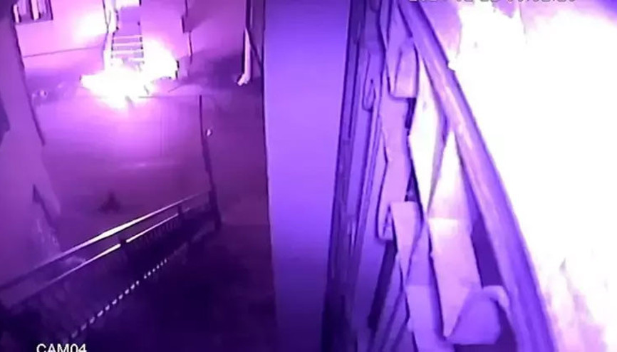 Barışmayı reddeden eski kız arkadaşının evini ateşe verdi O anlar kamerada Barışmayı reddeden eski kız arkadaşının evini ateşe verdi O anlar kamerada