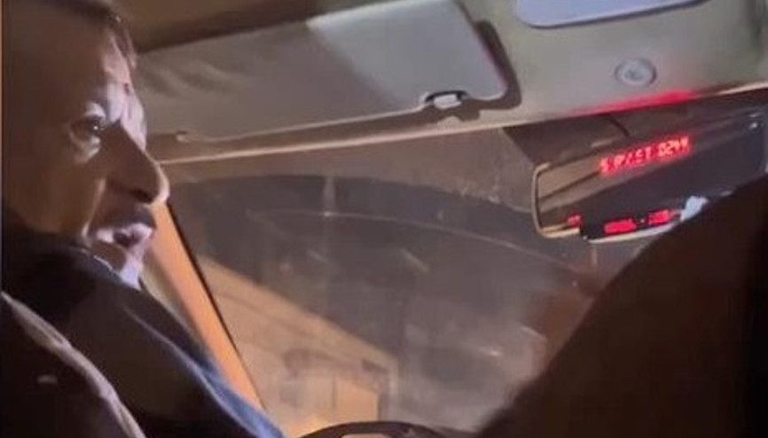 Taksimetreyi açmadı, müşterileri araçtan indirdi