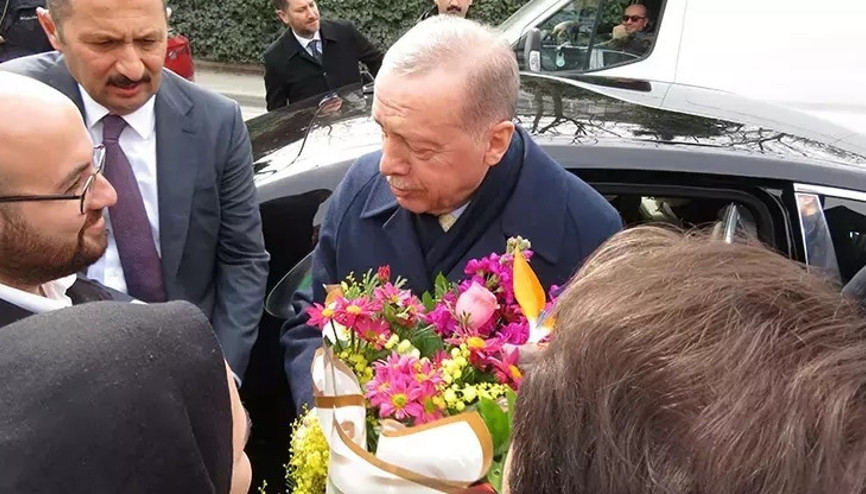 Cumhurbaşkanı Erdoğana evinin önünde doğum günü sürprizi