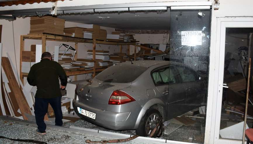 Freni tutmadı, mobilya atölyesine girdi İş yeri sahibi kazadan 5 dakikayla kurtulmuş