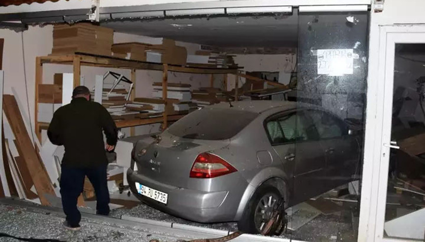 Freni tutmadı, mobilya atölyesine girdi İş yeri sahibi kazadan 5 dakikayla kurtulmuş