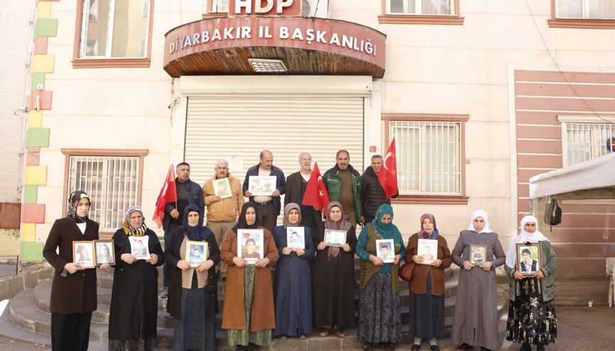 Diyarbakırda evlat nöbetindeki anne: Kızım 10 yıldır yolunu gözlüyorum, gel teslim ol Diyarbakırda evlat nöbetindeki anne: Kızım 10 yıldır yolunu gözlüyorum, gel teslim ol