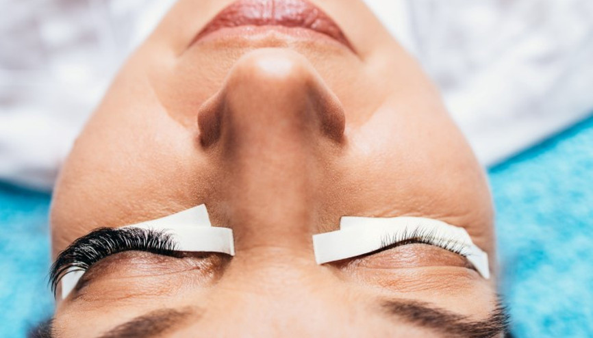 Kullanılan kimyasal madde gözler için ciddi riskler içeriyor... Kirpik liftingi hakkında bilinmesi gereken 6 soru ve cevabı