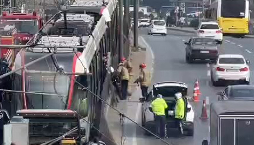 Topkapıda raylardan geçmeye çalışan bir kişiye tramvay çarptı