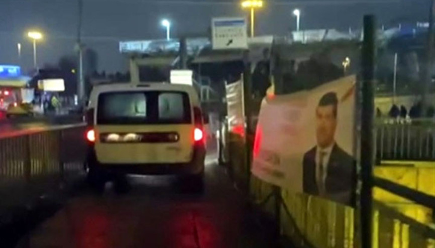 Avcılarda kaldırımda ilerleyen araç yayaları zor durumda bıraktı