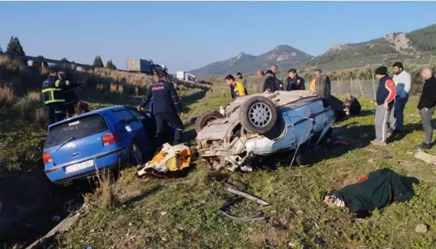 Adanada aynı yöne giden otomobiller çarpıştı: 2 ölü, 4 yaralı