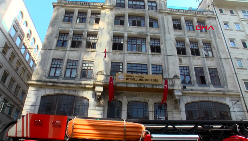 Beyoğlunda okulda duman paniği