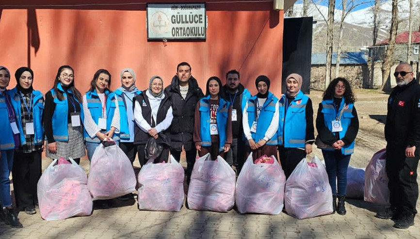 İstanbuldan Doğubayazıtlı 350 öğrenciyi ısıtan yardım