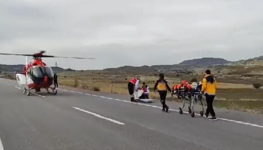 Ambulans helikopter yola inip, kazada yaralananları aldı