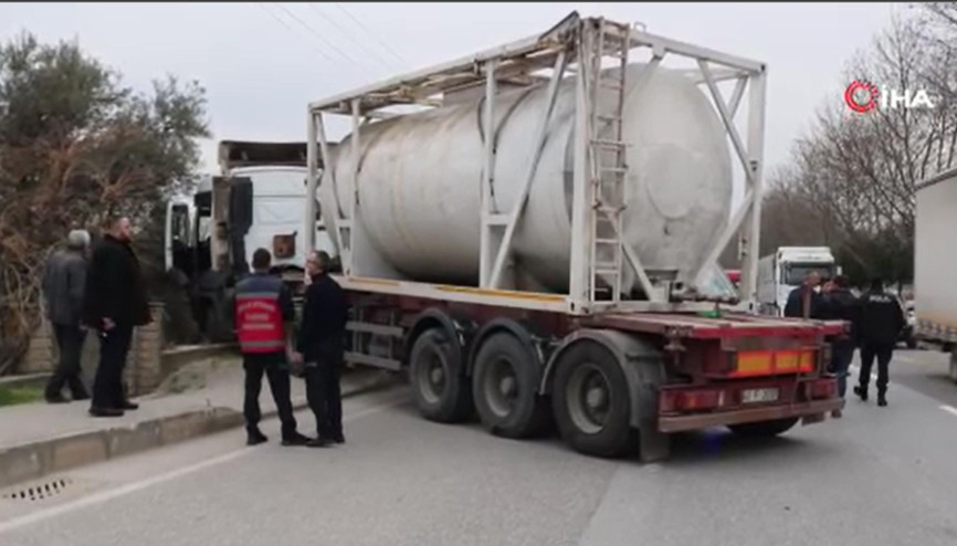 Sakaryada faciadan dönüldü TIR sürücüsü direksiyon başında kalp krizi geçirdi