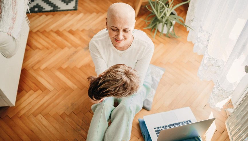 Kanser tedavisi gören kadınlar için sırma saçlar peruk olsun Kanser tedavisi gören kadınlar için sırma saçlar peruk olsun