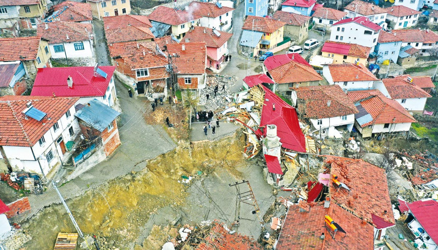 Köy heyelanla ikiye ayrıldı