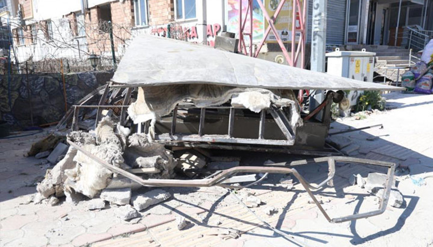 Hatayda hasarlı binadan vinçle çıkarılmak istenen fırın yere çakıldı