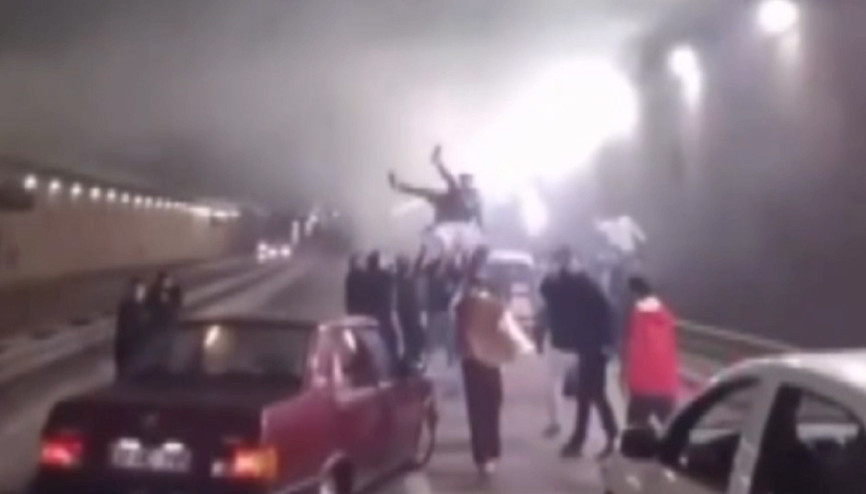 Asker eğlencesinde tünel kapatıp meşale yaktılar