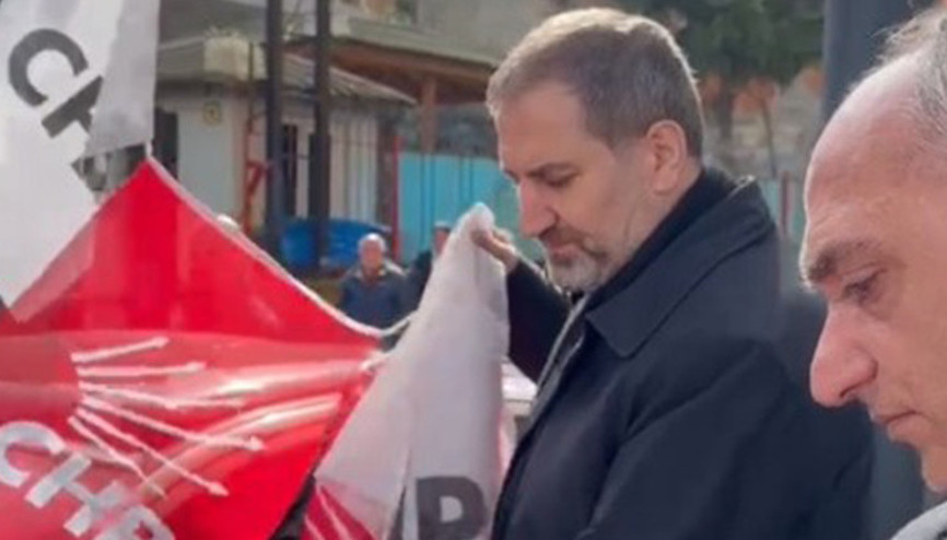 AK Partili Şen, yere düşen CHP bayrağını topladı... Centilmenliği göz ardı etmeden çalışıyoruz