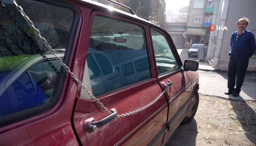 Hırsızlardan bıkan esnaf çareyi aracını zincire vurmakta buldu