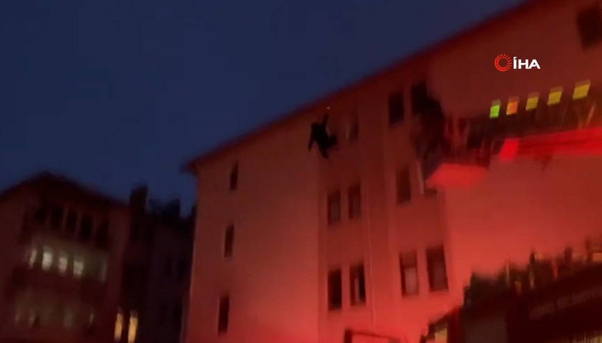 Çankırıda korku dolu dakikalar Çatıdan atlayan şahsı hava yastığı kurtardı