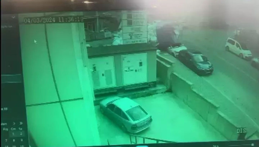 İstanbulda virajı alamayan kamyon 2 otomobili ezdi