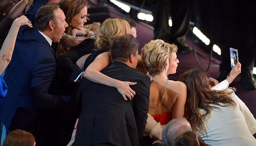 Tarihe geçen fotoğraf lanetli çıktı Selfie çektiren yıldızların 10 yıl içinde başına gelmeyen kalmadı