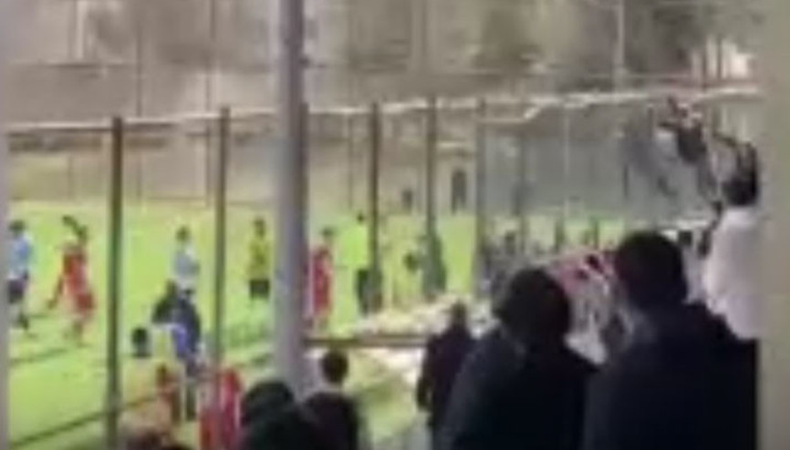Cezalı antrenör tel örgüleri aşarak sahaya indi