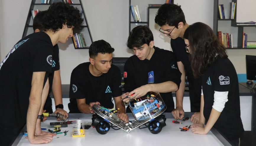 Fen lisesi öğrencileri otonom su altı aracıyla finalde