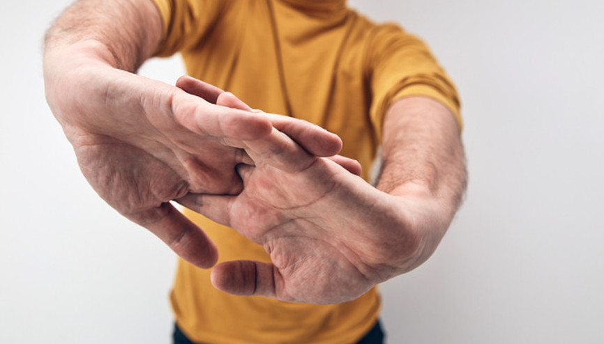 EKLEM SAĞLIĞI İLE İLGİLİ 8 YAYGIN EFSANE | Parmak çıtlatmak kıkırdağa zarar verir mi Kolajen takviyeleri eklemleri yeniler mi