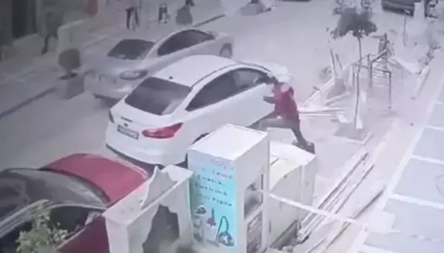 Mardinde inşaattan çocuğun üzerine düşen kapı güvenlik kamerasına yansıdı
