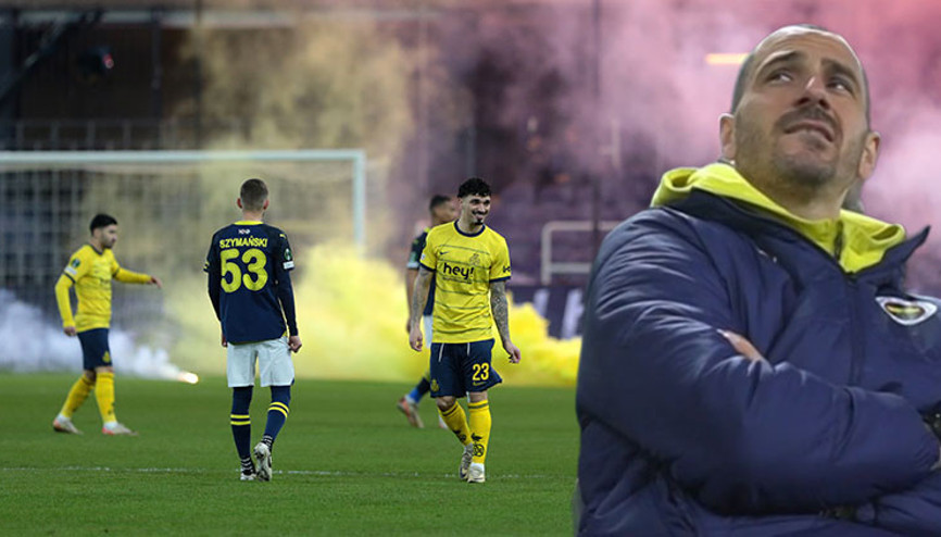 Union SG - Fenerbahçe maçı başladığı gibi durdu Meşale ve patlayıcı maddeler... Union SG - Fenerbahçe maçı başladığı gibi durdu Meşale ve patlayıcı maddeler...