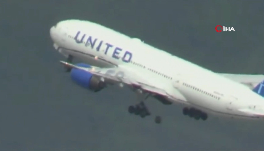 Havalanan uçağın tekerleği araçların üzerine düştü