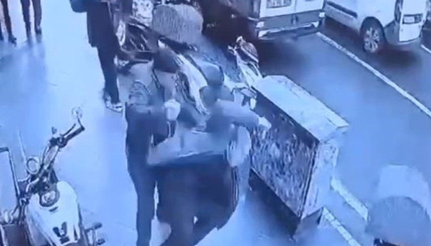 Sokak ortasında husumetlisinin kafasına taşla vurup darbetti Saldırgan gözaltında