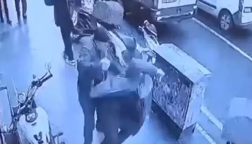 Sokak ortasında husumetlisinin kafasına taşla vurup darbetti