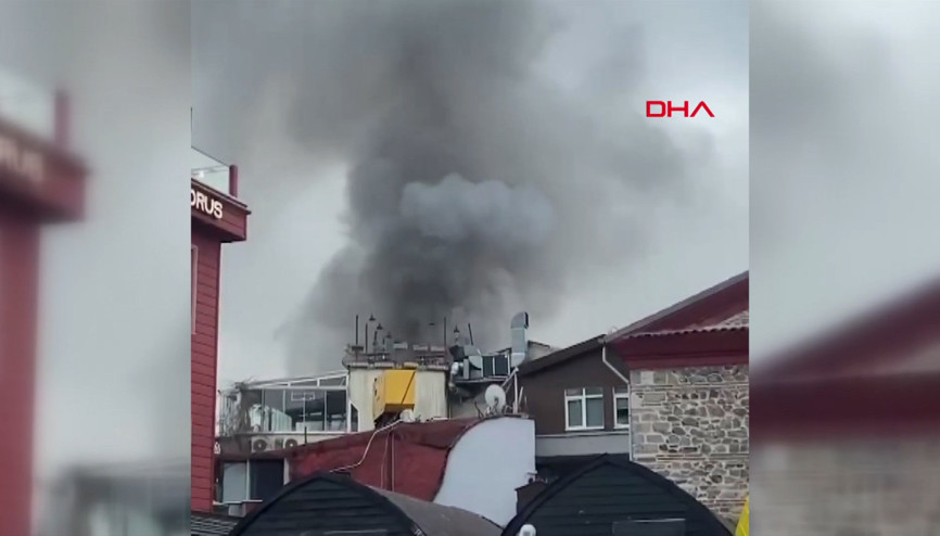Ortaköyde yangın paniği; iki katlı iş yeri alev alev yandı