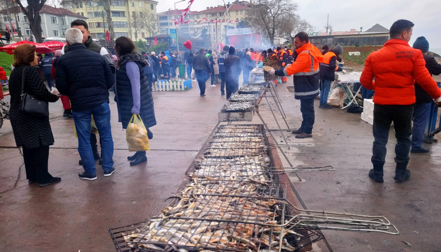 Metrelerce mangal kurulup, pişirilen 3,5 ton hamsi dağıtıldı