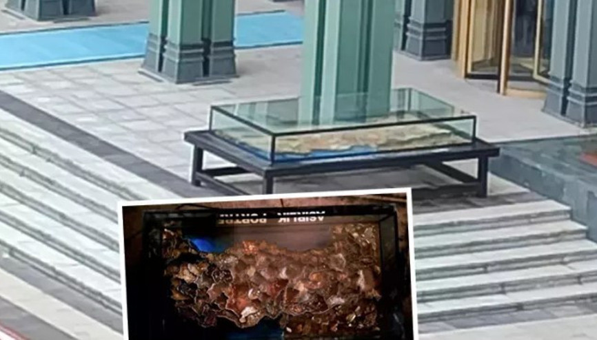 Cumhurbaşkanlığı Külliyesine vinçle getirilen 3 ton ağırlığındaki eser, Cumhurbaşkanı Erdoğan’a hediye edildi