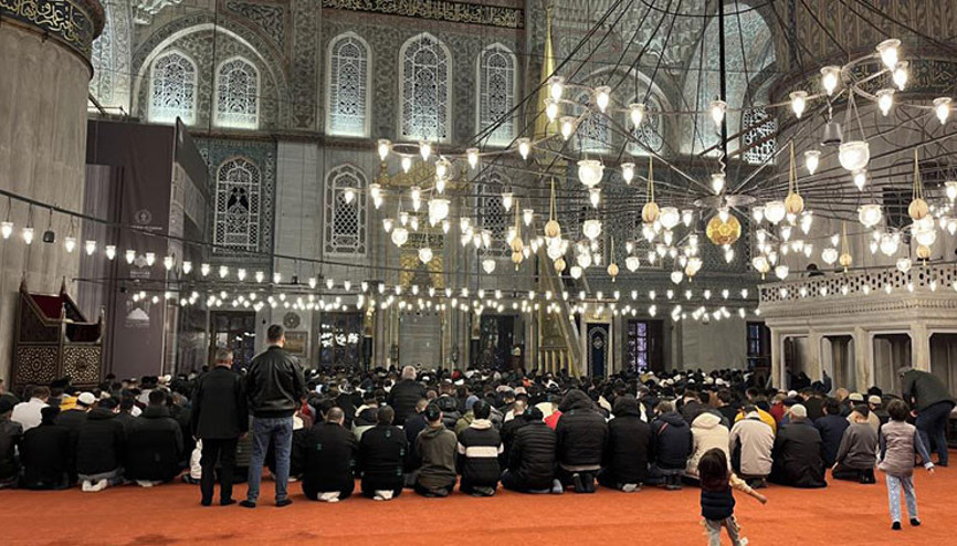 İlk teravih namazı için vatandaşlar camilere akın etti