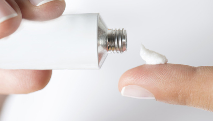 Oruçluyken merhem, ilaçlı bant ve serum sürülür mü Cilde merhem sürmek, yüze maske yapmak orucu bozar mı