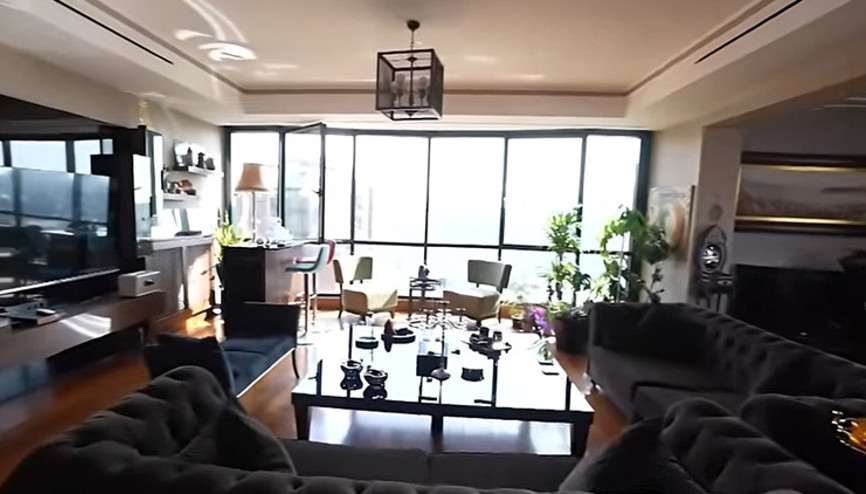 Ünlü sanatçı 4+1 evinin kapılarını açtı
