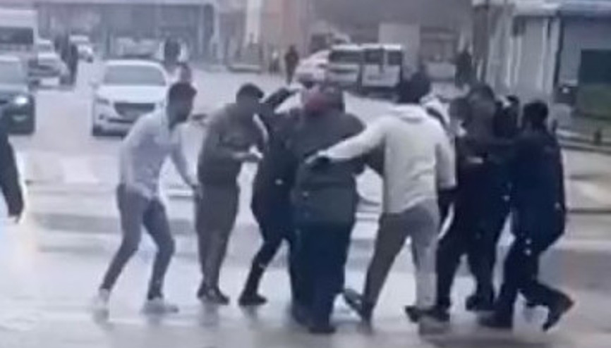 Eşini cadde ortasında bıçaklayan kocaya meydan dayağı