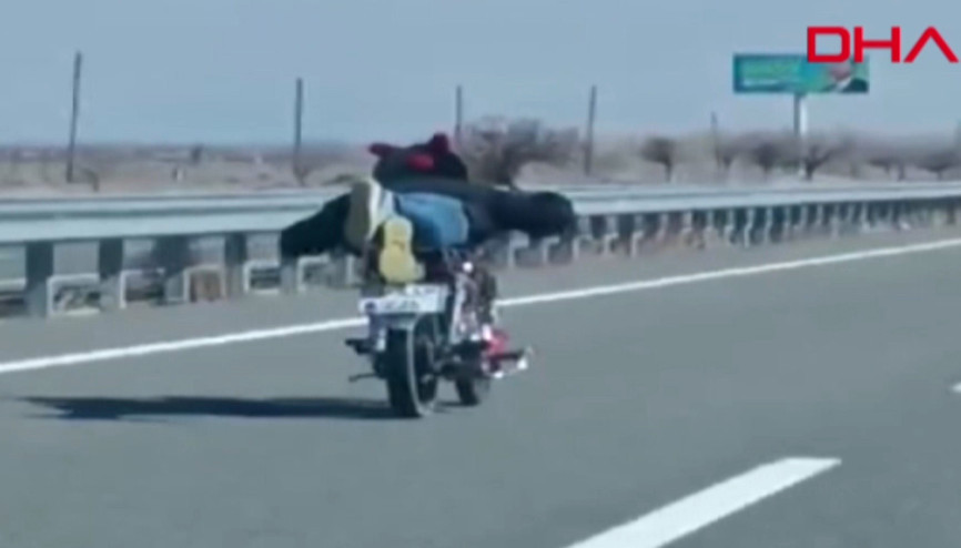 Kara yolunda motosikletlinin tehlikeli yolculuğu kamerada