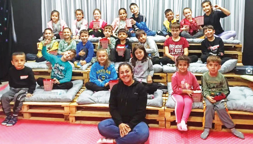 Köy okullarına Alev öğretmen dokunuşu