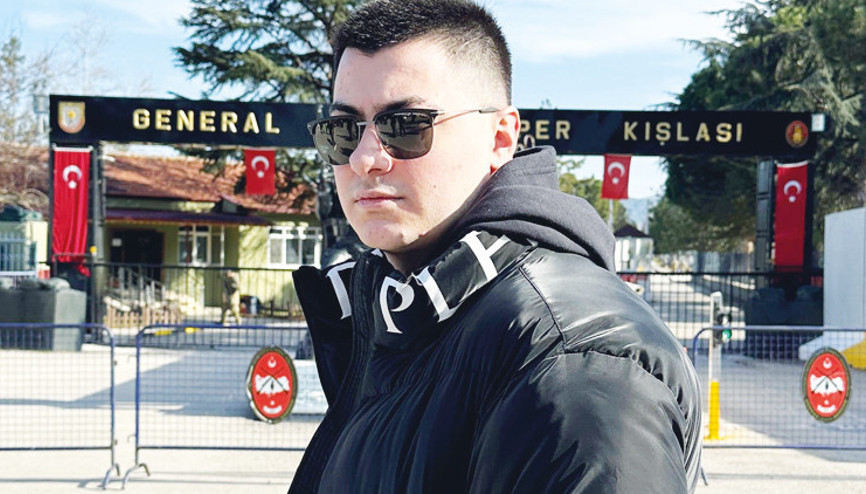 Ünlü şarkıcı birliğine teslim oldu: O şimdi asker