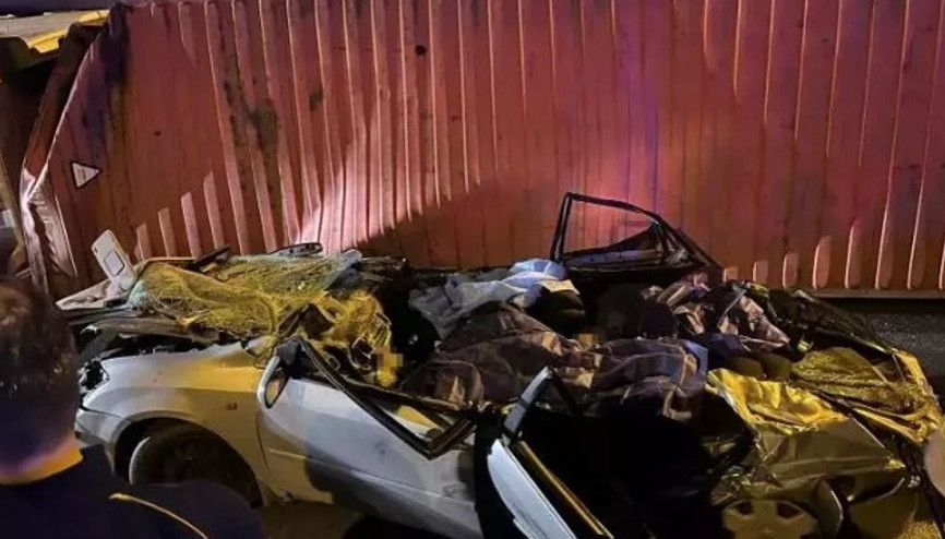 Bakırköyde üst geçide çarpan TIR otomobilin üzerine devrildi