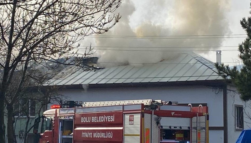 Balkona koyulan kömür kovası 3 evi yaktı