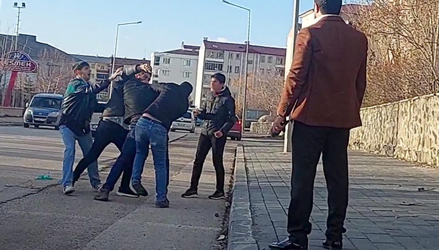 Oğlu otomobile çarptı, kaza yerine gelen babası da sürücüye vurdu Oğlu otomobile çarptı, kaza yerine gelen babası da sürücüye vurdu