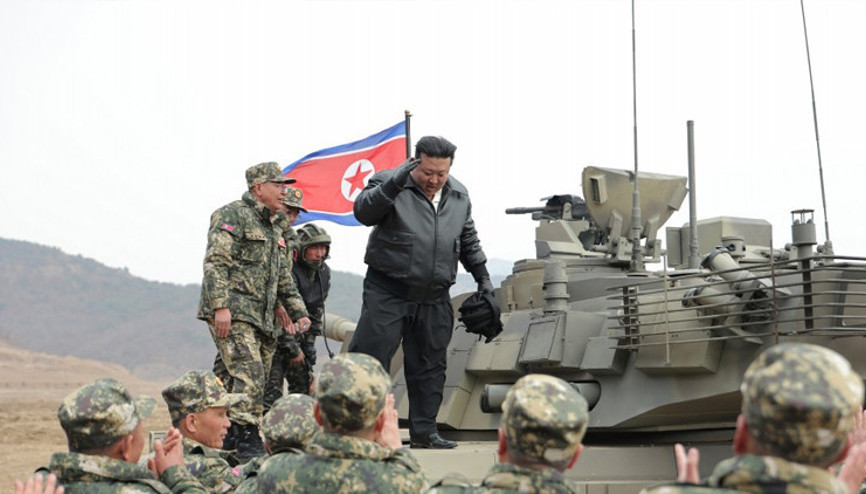 Kuzey Korenin yeni tankının test sürüşünü bizzat Kim Jong-un gerçekleştirdi